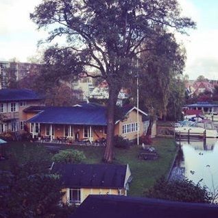 Det lille gule lysthus forrest i billedet hører til Silkeborg Vandrehjem. Her boede jeg en lille uge for at skrive.